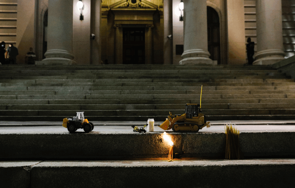 Simbolična počast: Zapaljene sveće za Džoa bageristu na stepeništu Skupštine 